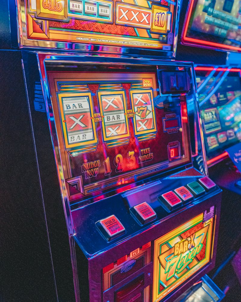 Mesin slot berwarna-warni dengan gulungan BAR dan tujuh